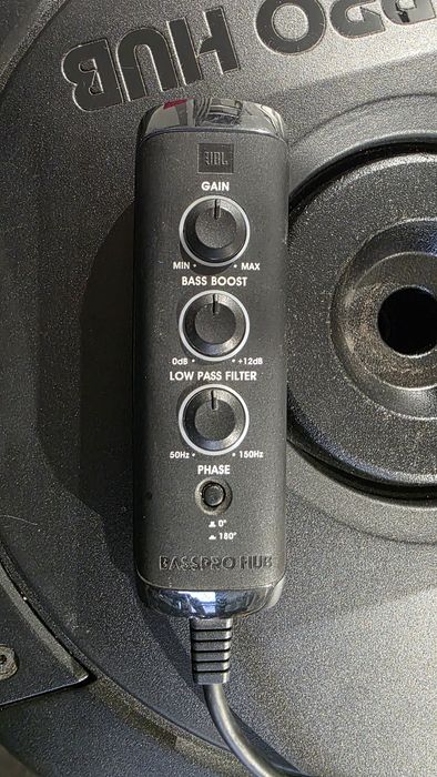 Vând subwoofer auto  JBL BassPro Hub