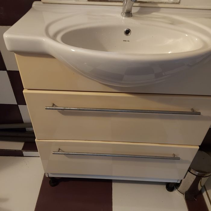 Vînd ghivetă baie cu dulăpior