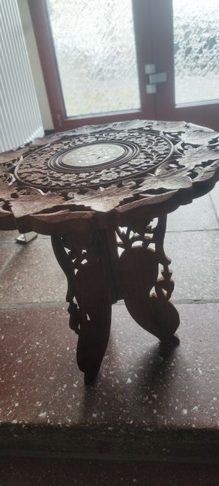 Măsuță veche cu lampa