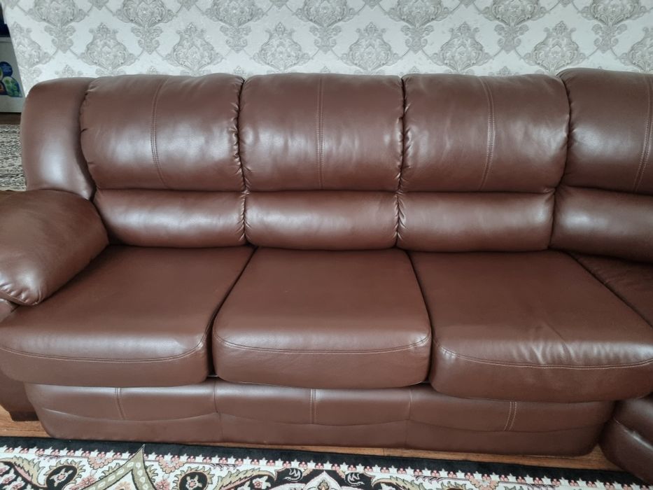 Диван кожанный..