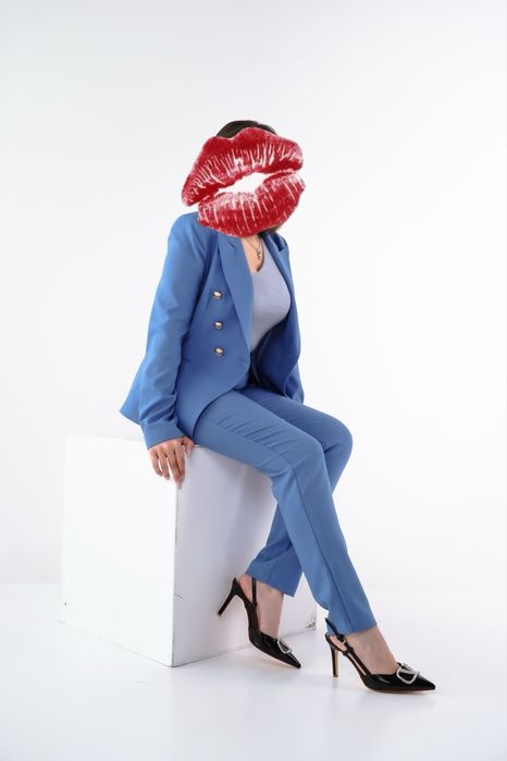 Женский костюм .