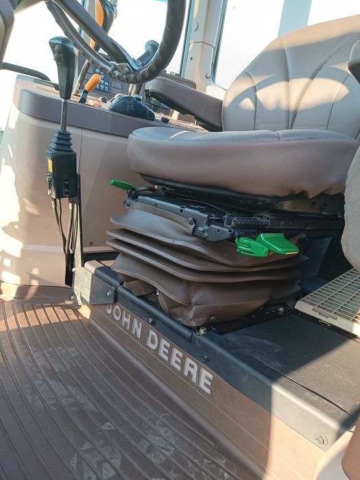 Tractor John Deere cu încărcător frontal