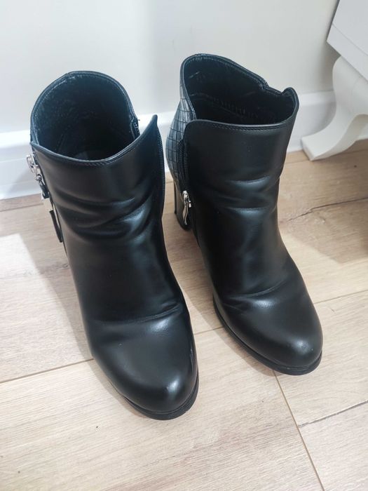 Дамски боти на ток