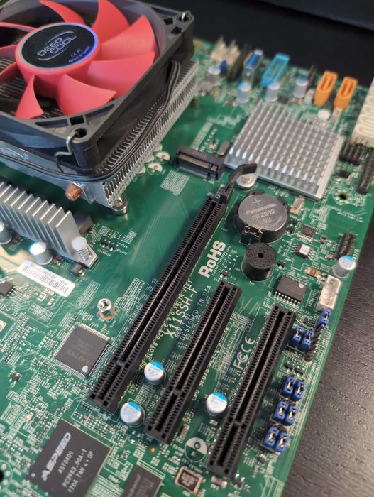 Дъно за сървър (NAS), с процесор и охладител