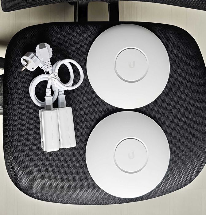 2x Ubiquiti UniFi UAP-AC-PRO access point