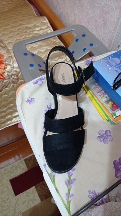 Продам босоножки