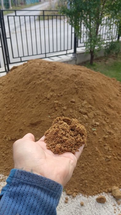 Ingrasamant uscat pamant negru pamant pentru gazon pamant negru cu vegetație uscata afanat nisip sort balast piatra spart