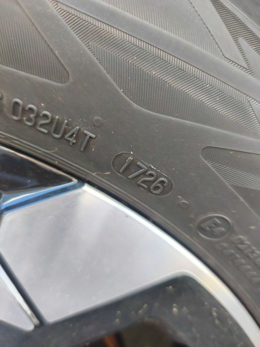 Vând 4 anvelope 215/60 R18 2026