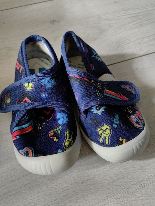 Пантофи и сандали