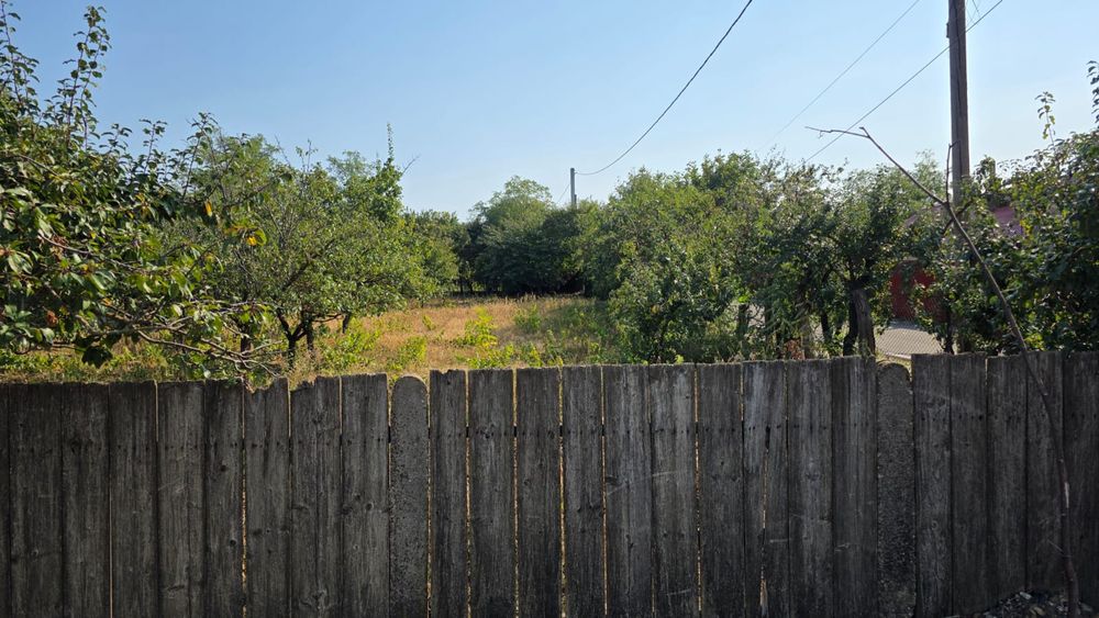 Vând teren +casă bătrânească