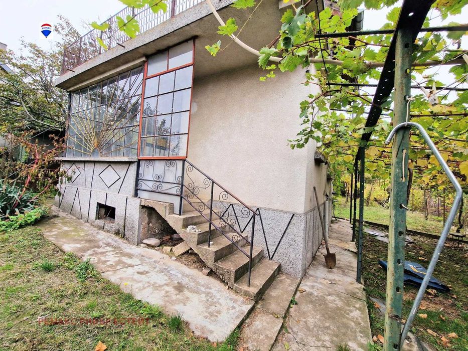 Вила на два етажа в.з. Долапите