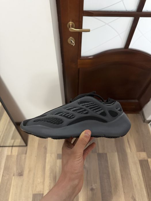 Yeezy 700 v3 noi