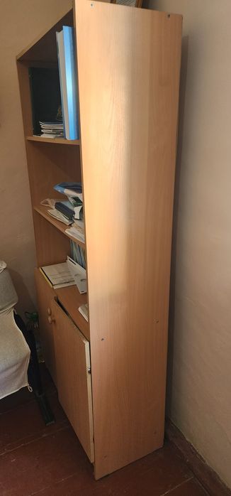 Китоб жавони сотилади