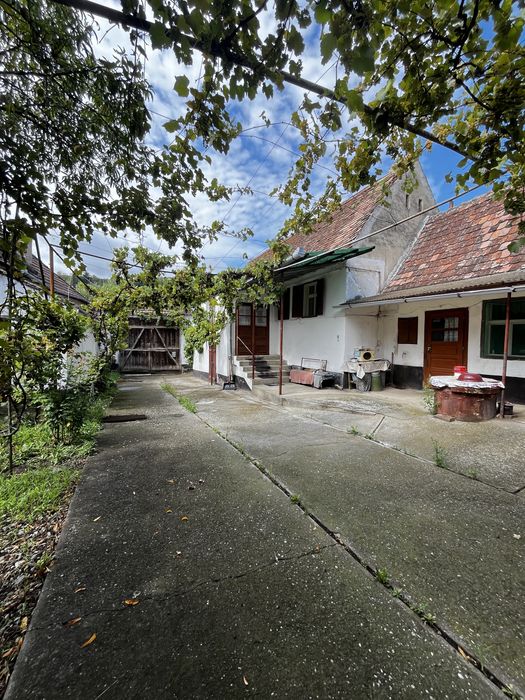 Casă de vânzare în Slimnic – 1.860 mp teren + anexe