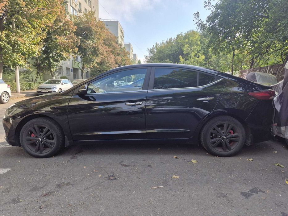 De vanzare Hyundai Elantra 1.6 MPi Highway 2017 Benzina Manuala culoare negru | Unic Proprietar | 2 Seturi Jante + Anvelope