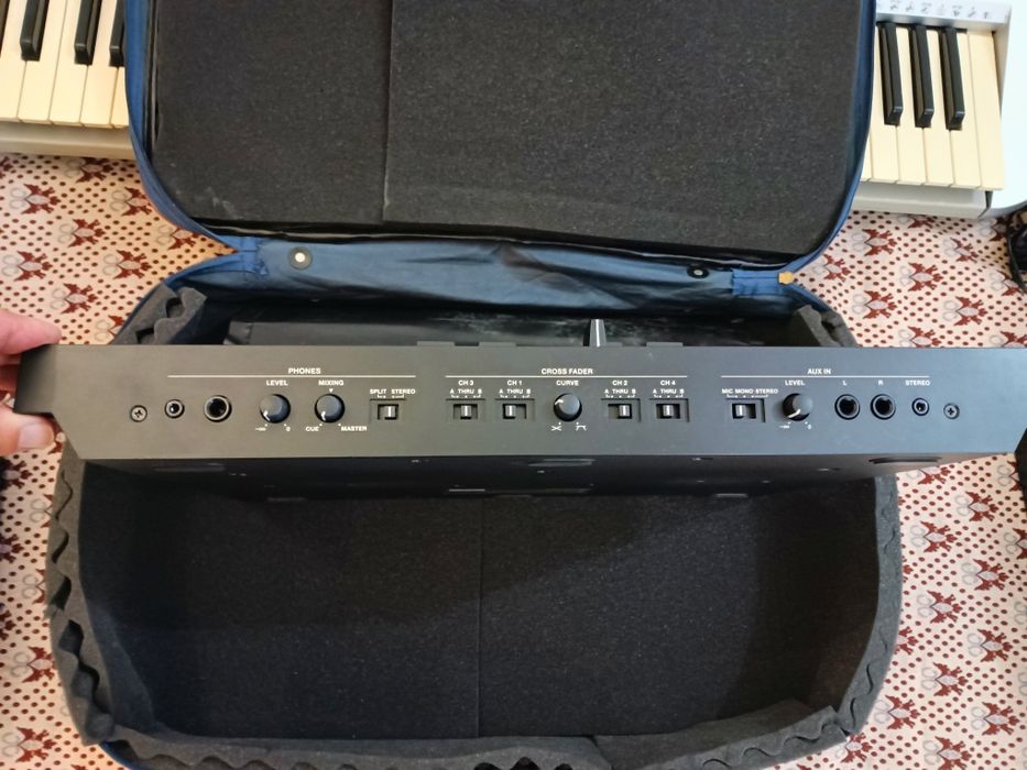 Продавам gj конзола roland 707m.