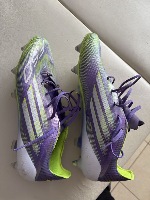 Ghete Adidas F50 marimea 46. Prețul este de 500 lei negociabil.