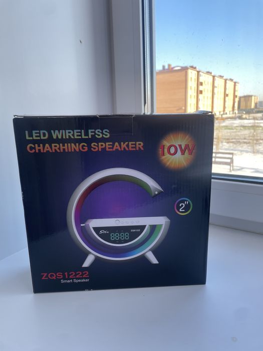 Умная колонка с безпроводной зарядкой телефона