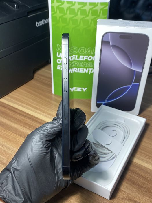 iPhone 16 Pro Max • 256 GB • Black Titanium