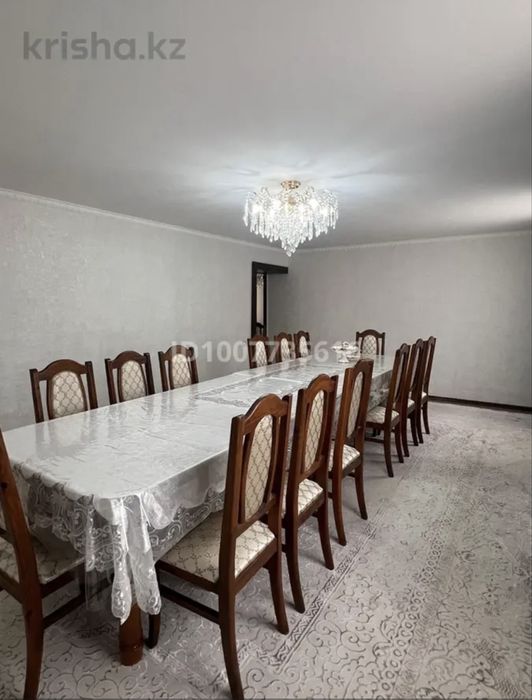 Стол и стулья для зала