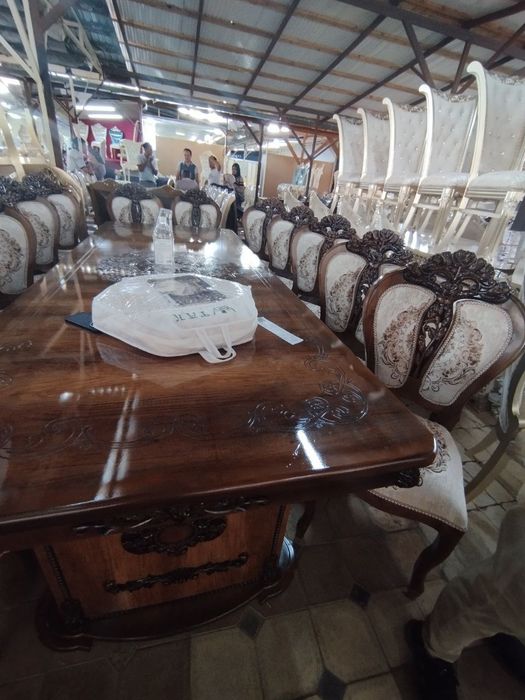 Mexmonxona uchun stol stullar