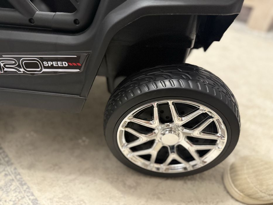 Продам машинка электроавтомобиль черный