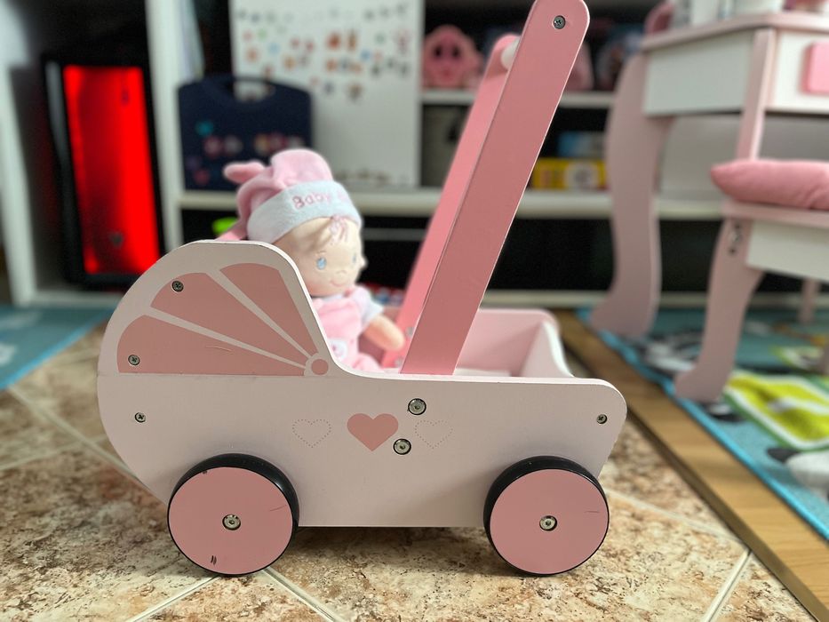 Дървена бебешка количка