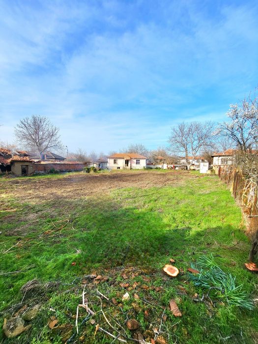 Къща с 2200кв.м двор на 35км от Пловдив