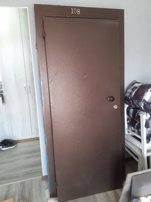Продам металлическую дверь