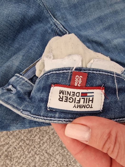 Blugi Tommy Hilfiger marimea 28, merge la un S-M