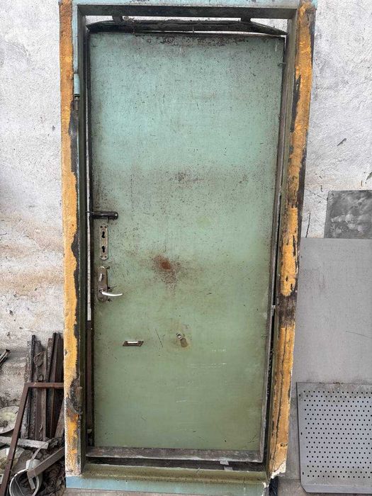 Входная металлическая дверь (б/у)