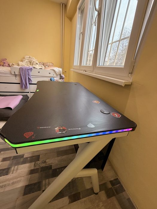 Геймърско бюро с RGB