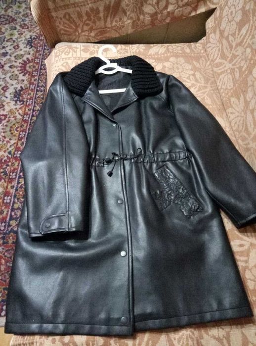 Куртка кожаная  женская черная на заклепках удлиненная рукав реглан