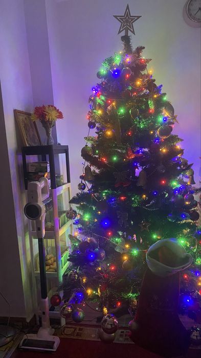 Brad artificial 2,10 m cu tot cu decoratiuni