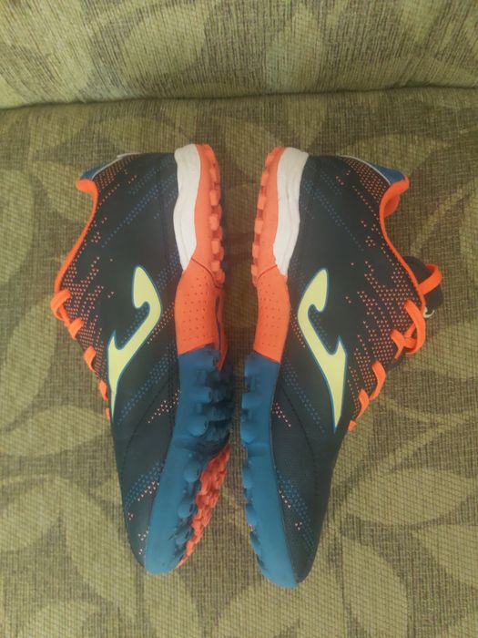 Mаратонски за футбол за изкуствено игрище Joma и маратонки Diadоra