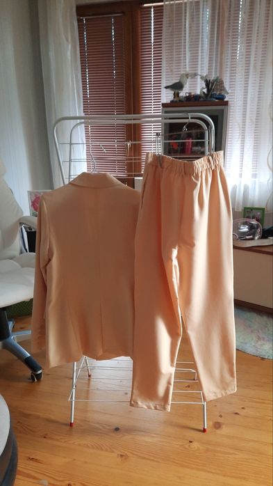 Дамски костюм нов