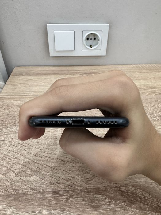Продам iPhone 7