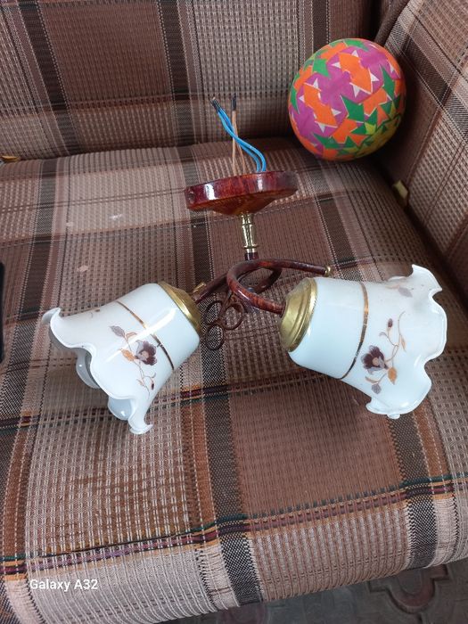 Продам люстру 2х рожковую