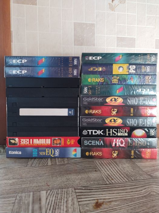 Видеокассеты с записями и чтстые