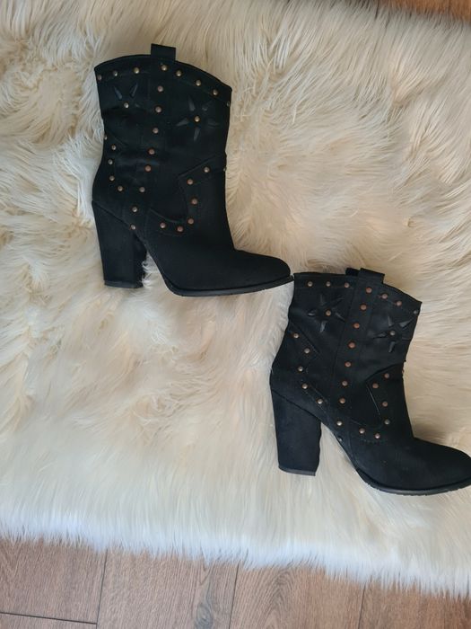 Cizme negre  scurte tip ciocate