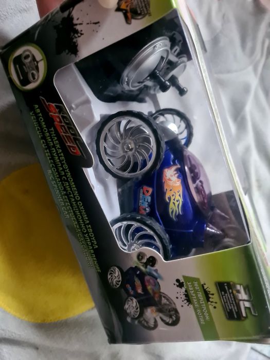 Преобръщащо се бъги с дистанционно управление
С дистанционно управлени