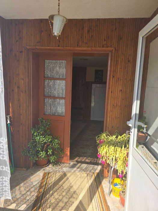 Двуетажна къща с голям двор и стопански постройки в с. Козаново