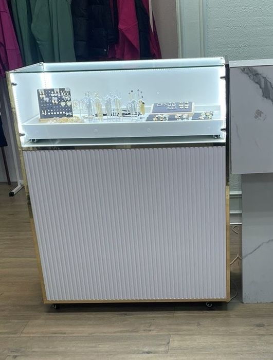 Продам витрину передвижная