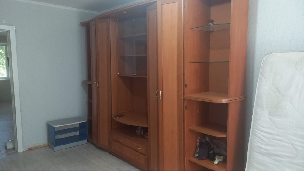 Отдам даром стенку