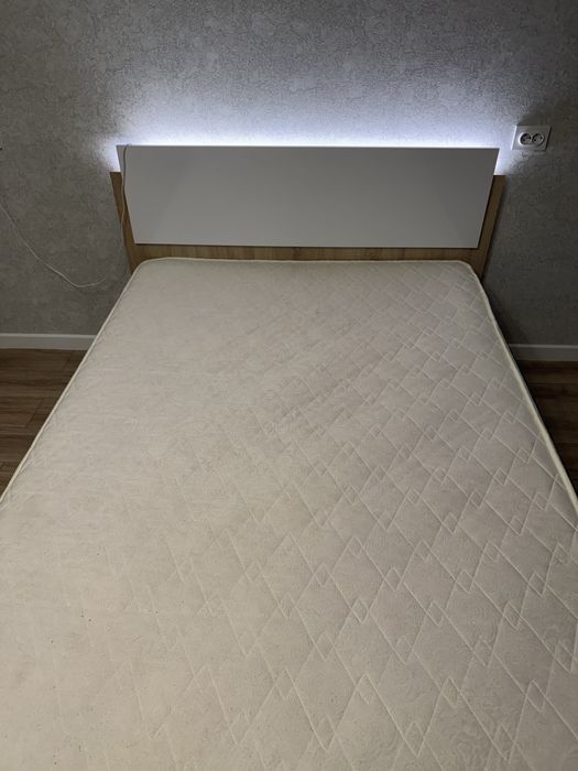 Продать кровать с матрасом 140 на 200