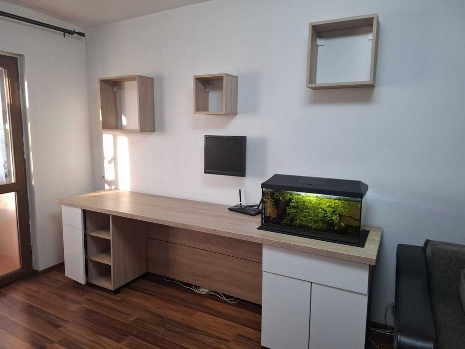 VAND URGENT Birou  Gaming/Office generos cu spații de depozitare + Set 3 cuburi suspendate perete