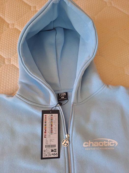 Продавам суичър Chaotic
