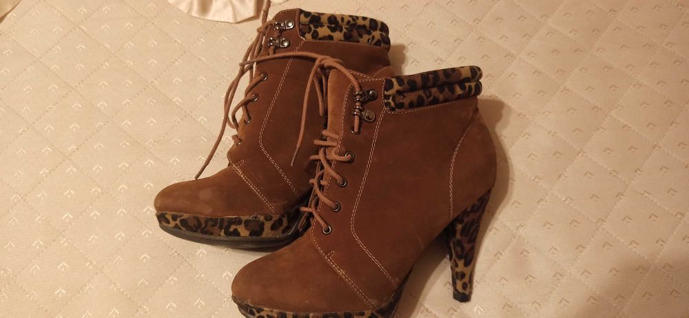 Оригинални велурени кафяви боти