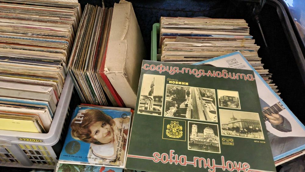 Продавам стари грамофонни плочи за декорация