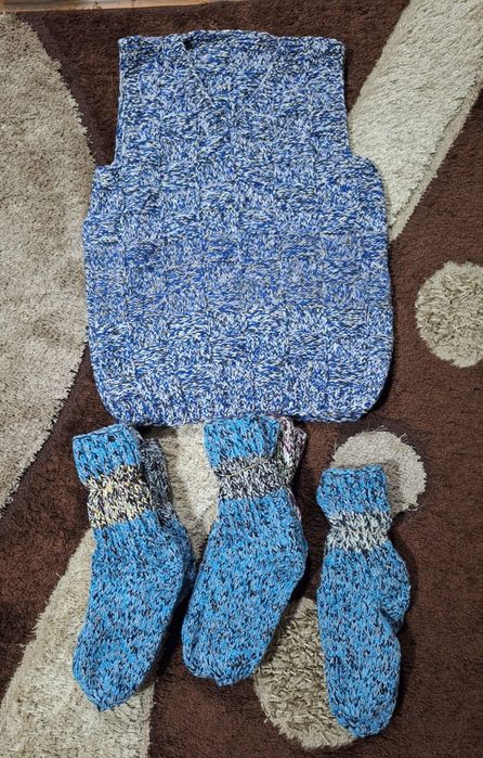 Vând veste și ciorapi crosetati de lână